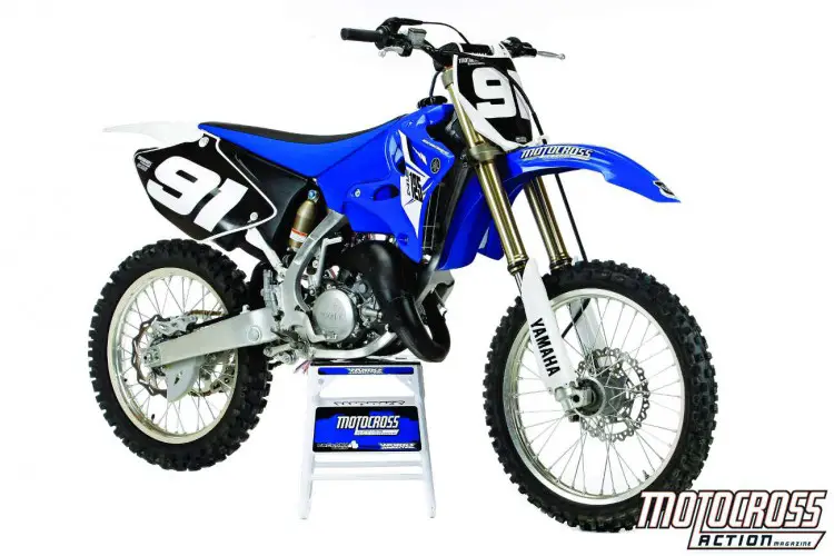 2014 Yamaha YZ125: No necesita el Delorean de Doc Brown para retroceder en el tiempo. El 2014 Yamaha YZ125 es una máquina del tiempo. Diseñado hace una década, podría usar un poco de limpieza.