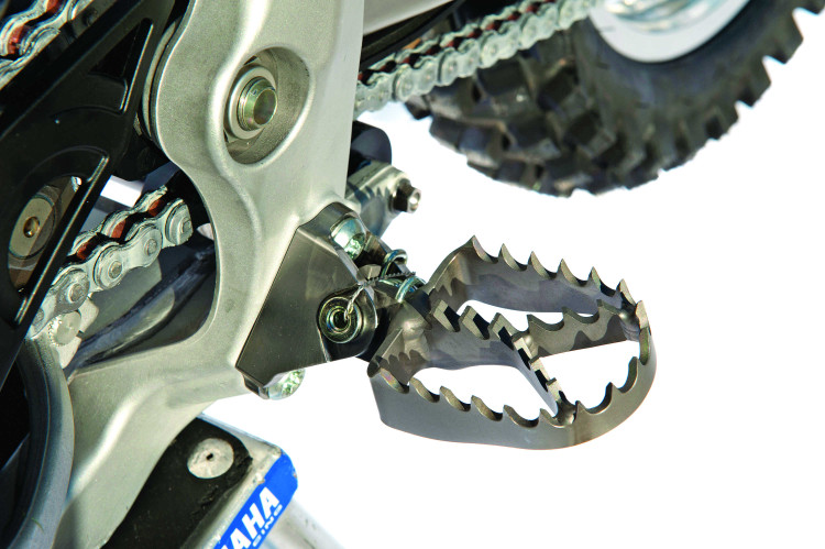 Wie bei allen High-End-Werksrennrädern erhalten die Werks-Yamahas Titan-Fußrasten - hauptsächlich für die Pysche des Fahrers.