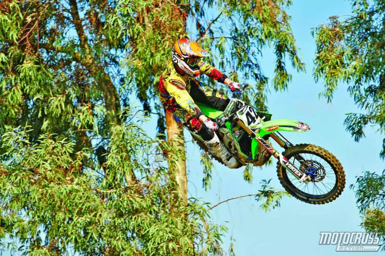 Es ist schwer zu leugnen, dass sich der KX450F wie ein Fischerboot in der Luft anfühlt. Es ist kräftig und groß, aber diese Mängel entsprechen einem Motorrad, das stabil und vorhersehbar ist. Ein verstärkter Motor sorgte auf schnellen Geraden für ein atemberaubendes Erlebnis, während die abgestimmte Federung uns nach größeren Sprüngen sehnen ließ.