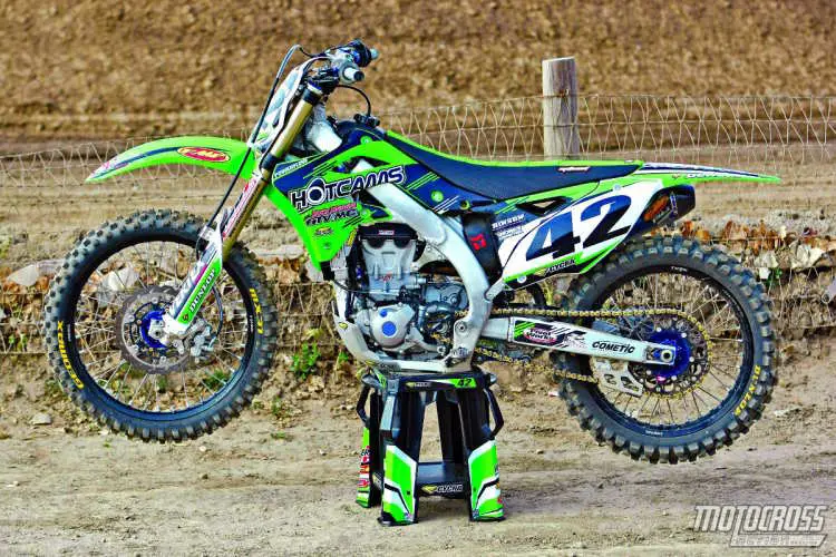 No, our Hot Cams KX450F didn’t suffer from a blown shock or broken shock shaft. We are illustrating how low the KX450F gets after latching the rear MB1 HSL and front Works Connection holeshot devices. Both devices lower the KX450F by 130mm.