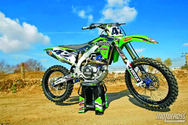 Für einen MXA-Testfahrer ist ein hohes Maß an Vertrauen erforderlich, um ein Fahrrad flach in eine Kurve zu stellen, wie auf der vorherigen Seite. Der Hot Cams Kawasaki KX450F ist dank seiner hervorragenden Federung und eines Monster-Triebwerks vertrauenserweckend. Diese Eigenschaften, zusammen mit dem Komfort von Renthal-Lenkern und einem langlebigen Moto-Sitz, haben uns das Gefühl gegeben, zu Hause zu sein.