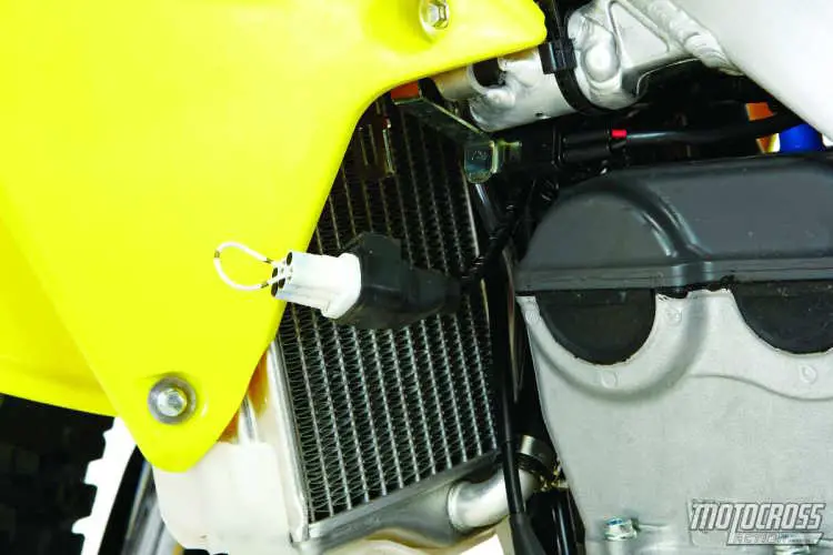 Suzuki offre plug-in per mappe intercambiabili. La maggior parte dei ciclisti di test MXA sceglie l'accoppiatore bianco.