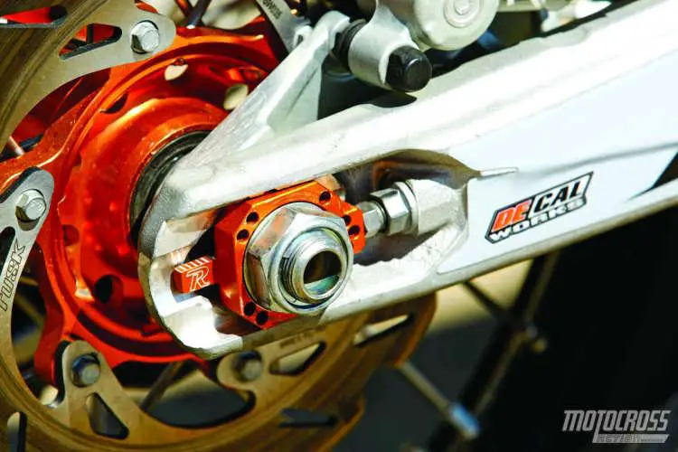 A Ride Engineering produz blocos de eixos KTM especiais que aceitam um eixo traseiro Honda CRF450. O truque está nos blocos de eixos.