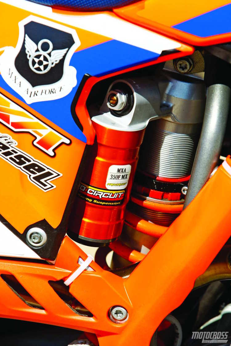 For å minske sparken og tendensen til G-out, Pro Circuit's Bones Bacon revalverte KTM 350SXFs WP-sjokk.