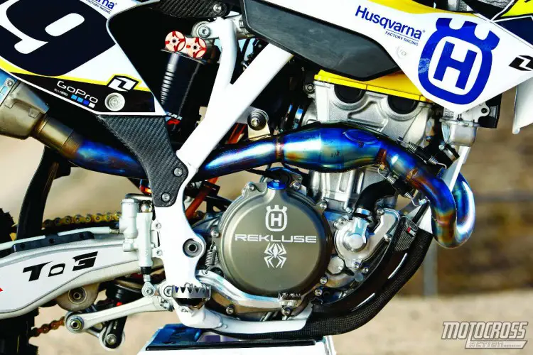 KTM en Husqvarna, de Amerikaanse president Jon-Erik Burleson, hadden het geluk om een ​​volledig koolstofvezel-subframe van het raceteam te bemachtigen.