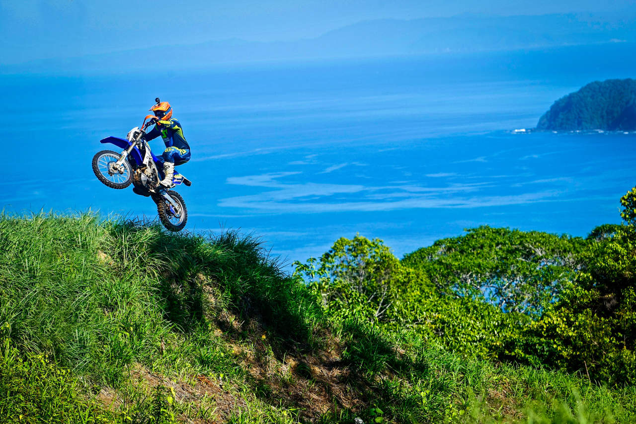 Pequeno Garoto Correndo Em Sua Competição Motocross Fora Da