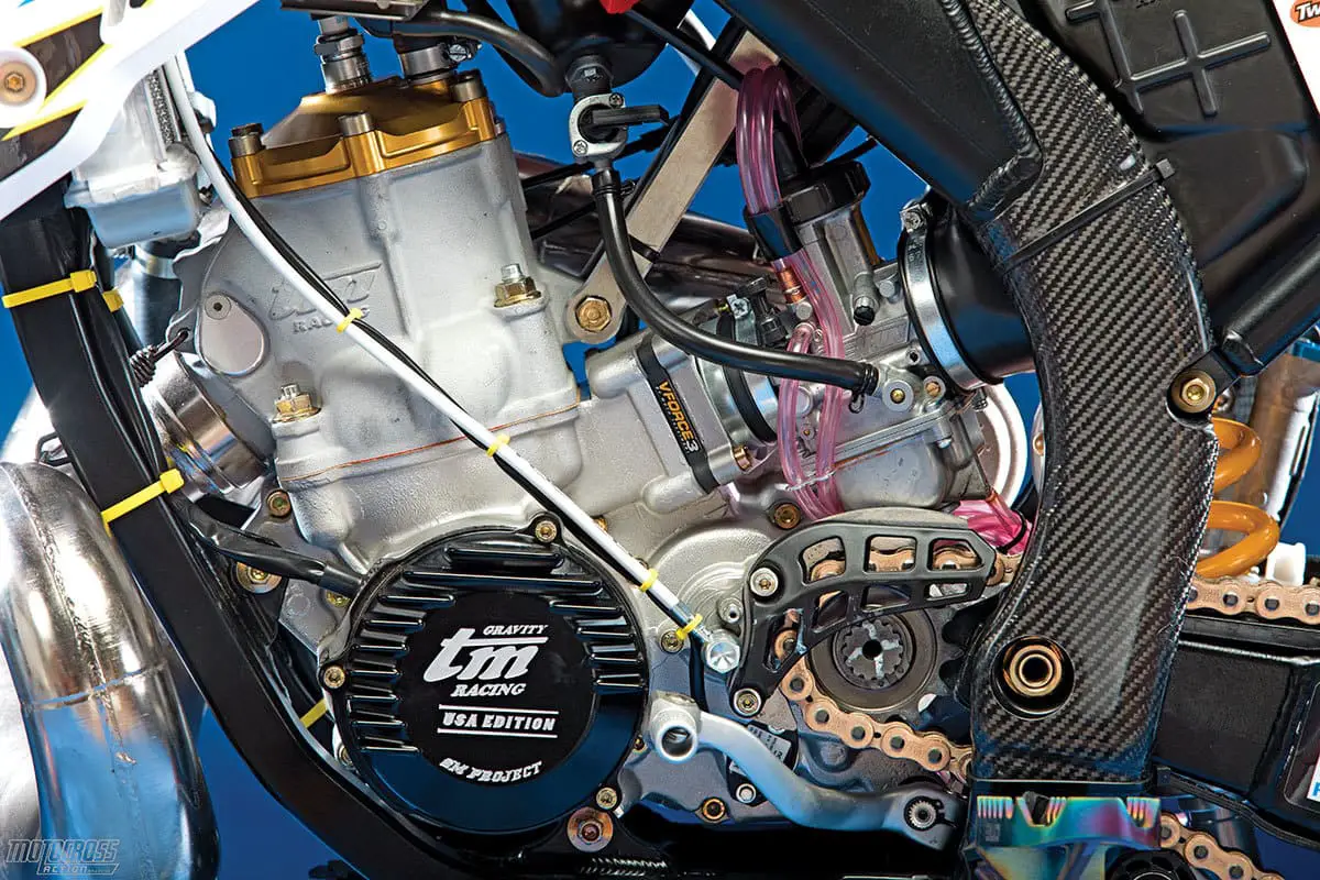 TM er kjent for sine totaktere med høye hestekrefter. Denne 2017 TM 300MX-motoren levde opp til TM-navnet. Den hadde et 250cc kraftbånd med 300cc kraft. Tillegget av et Pro Circuit-rør og VHM-sylindertopp gjorde denne sykkelen racerklar. Legg merke til "USA Edition" inngravert på tenningsdekselet.