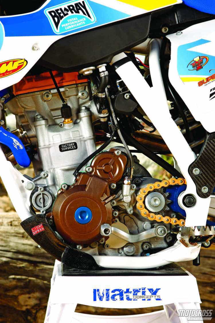 A Husqvarna usa um motor de motocross FC350, embora a bicicleta seja referida como o FE350 específico para off-road. Por quê? A Husqvarna não vende o FC350 nos Estados Unidos. Como o EnduroCross não possui uma regra de homologação, a Husqvarna pode usar o trabalho do mecanismo KTM Factory Services. A Husky também fornece um corpo de borboleta de 42 mm (o estoque é de 4 mm).