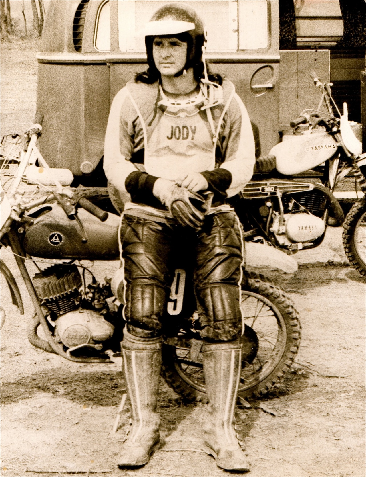 Hombre montando un motocross en un traje protector