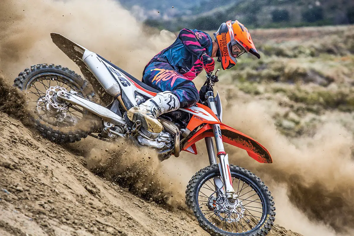 Piloto de motocross profissional com capacete e roupa de proteção