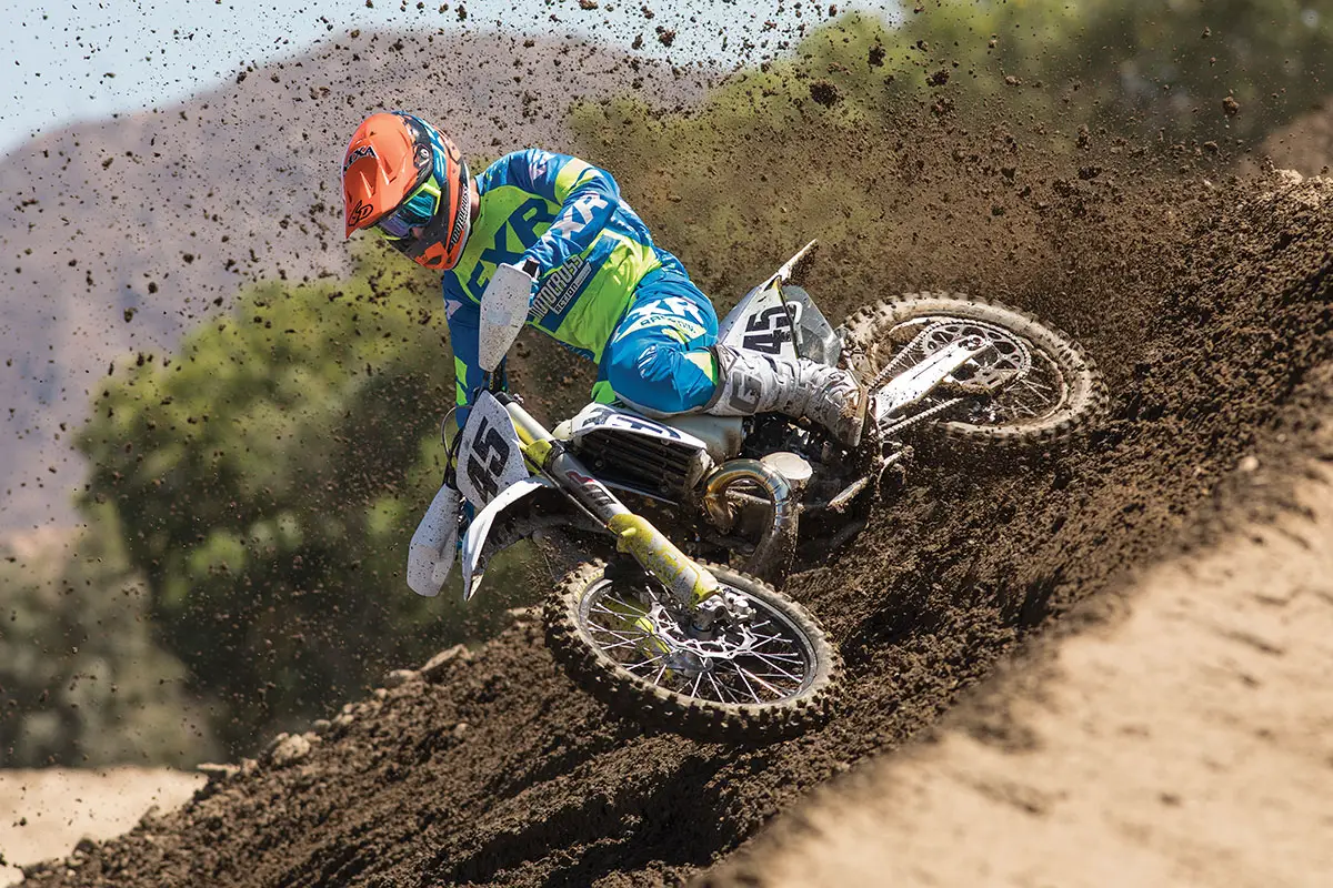 Pequeno Garoto Correndo Em Sua Competição Motocross Fora Da