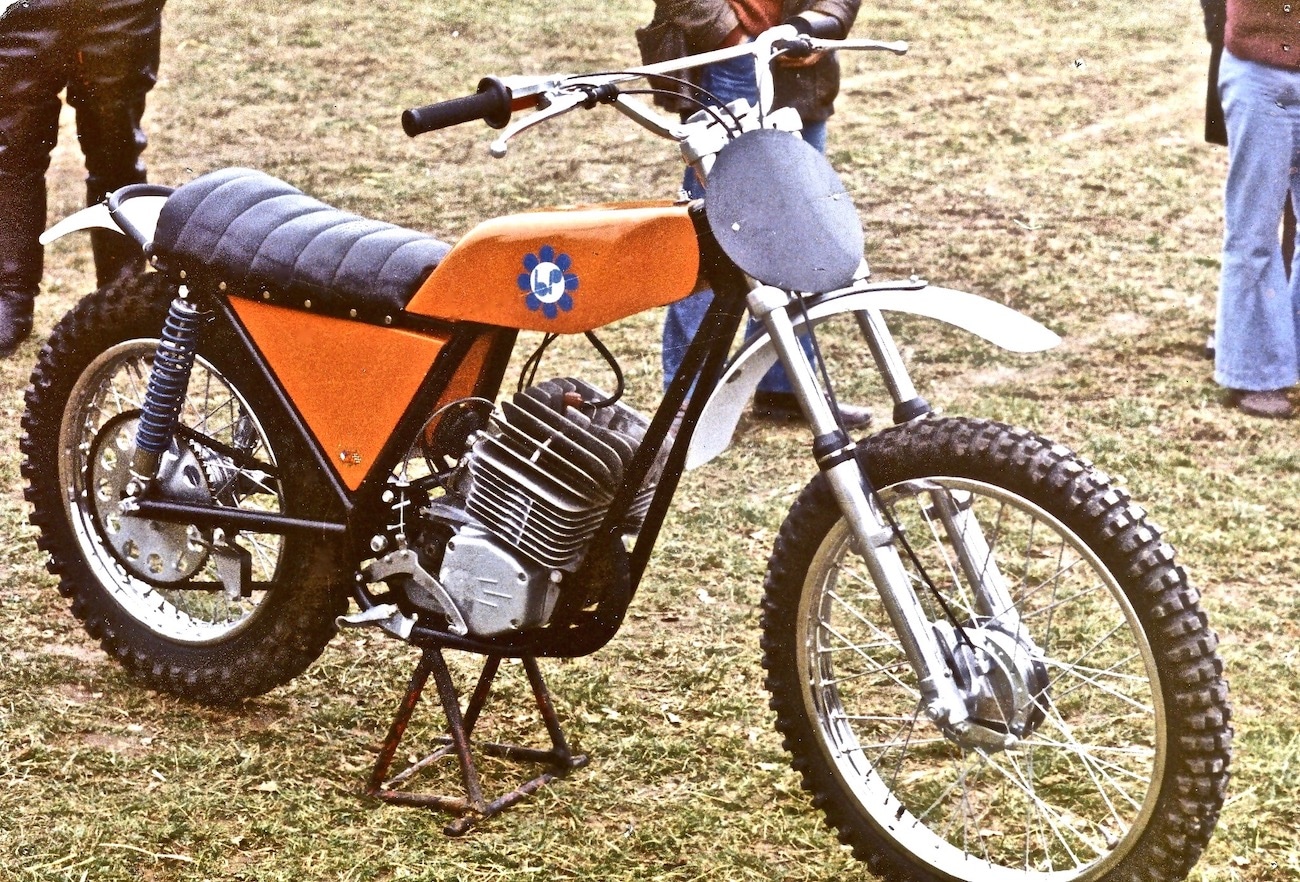 Note the lack of a gas cap on this 1975 Sachs powered BPS 125 Elan. The air filter in where the gas tank was normally found and the fuel was held under the seat.