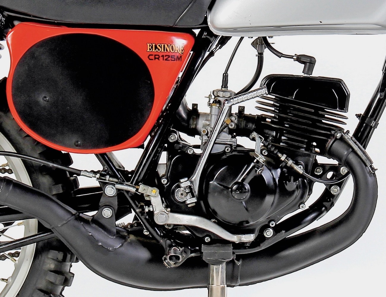 クラシックモトクロスアイアン：1975ホンダCR125「レッドストライプ」エルシノア-モトクロスアクションマガジン