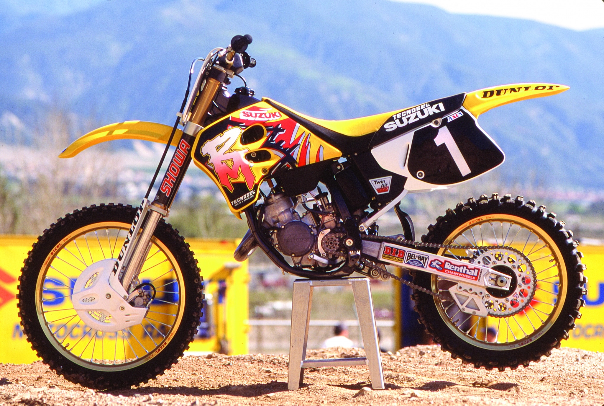 MXA RETRO TEST: WE RIDE DAMON HUFFMAN'S 1995 FACTORY SUZUKI RM125