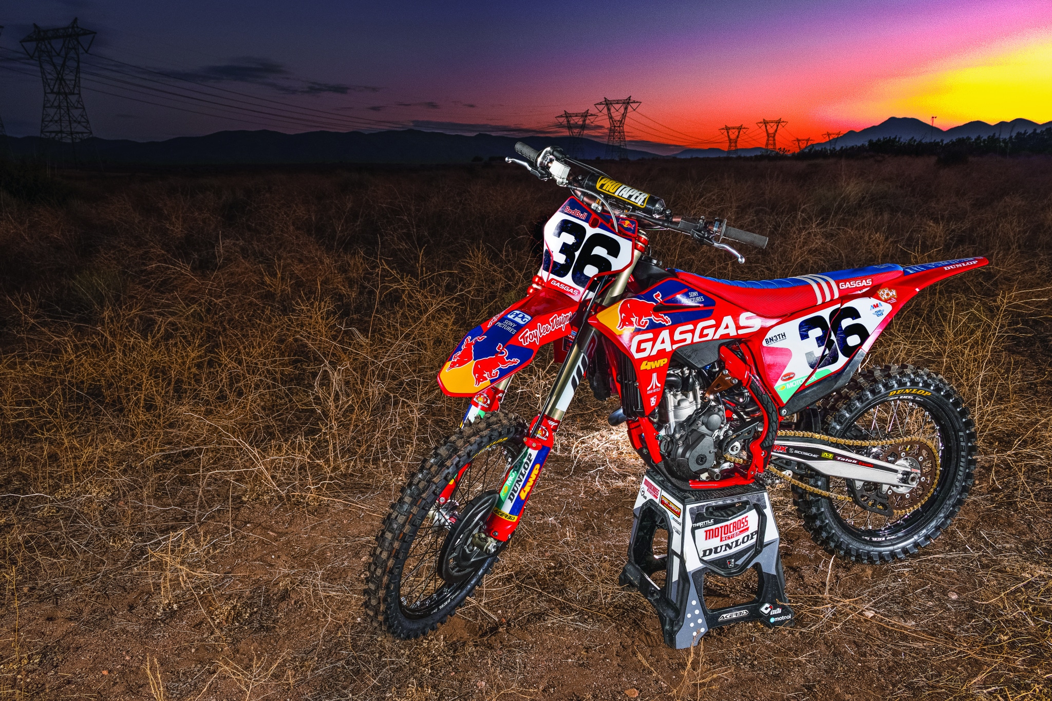 Pequeno Garoto Correndo Em Sua Competição Motocross Fora Da