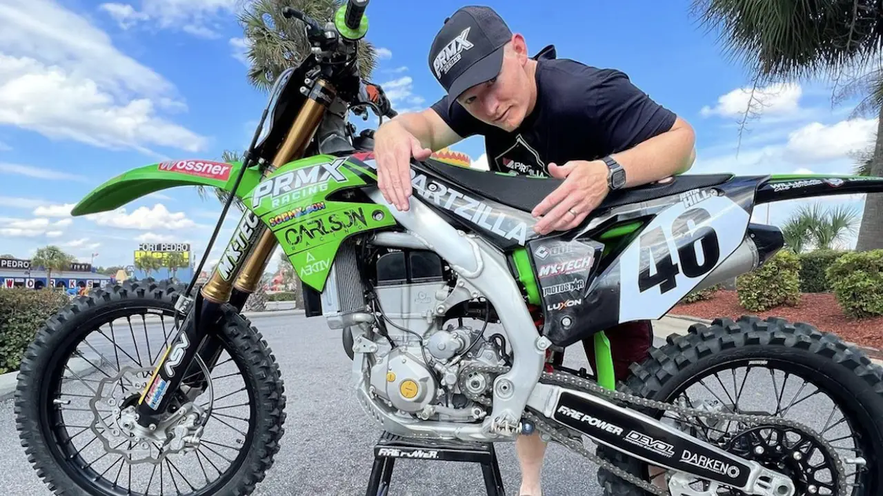 贾斯汀·希尔（Justin Hill）在川崎 KX450 上与 PRMX 团队一起退休