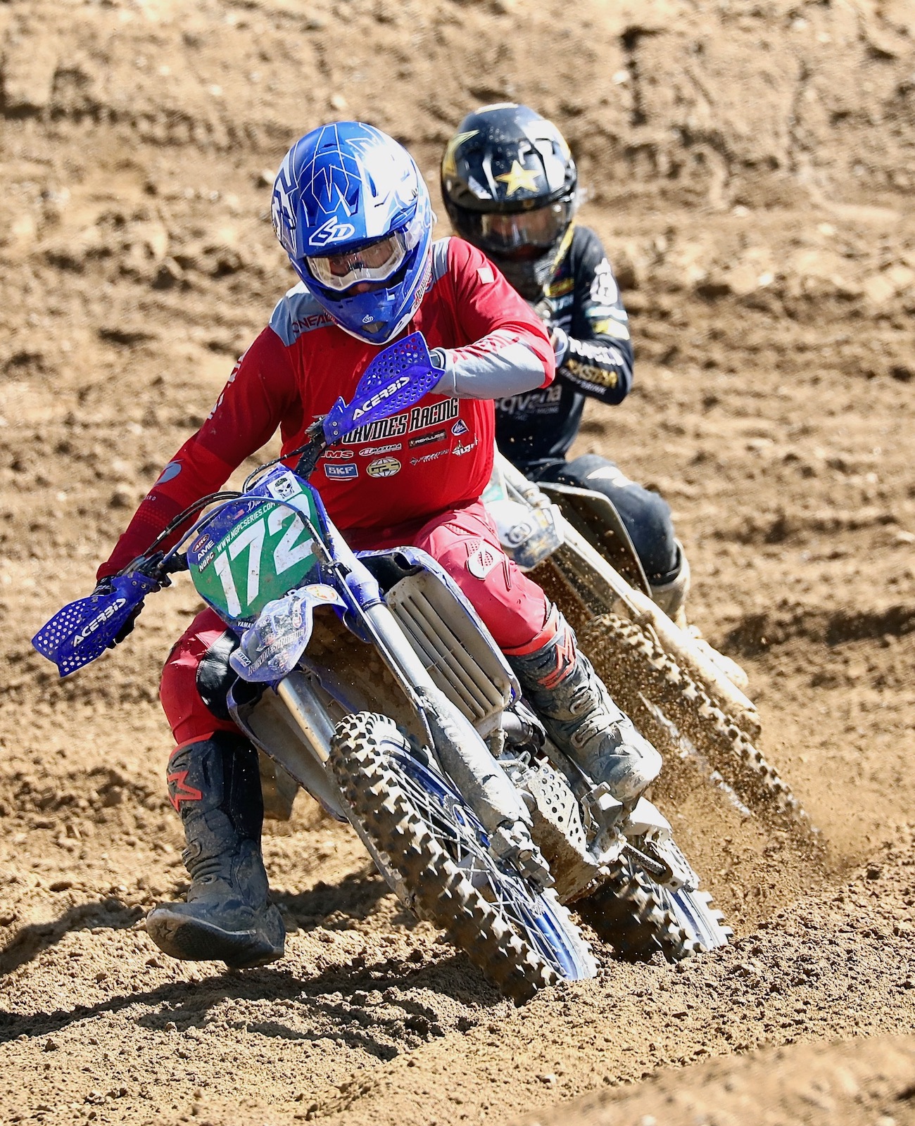 Piloto de motocross na corrida de motocross extrema