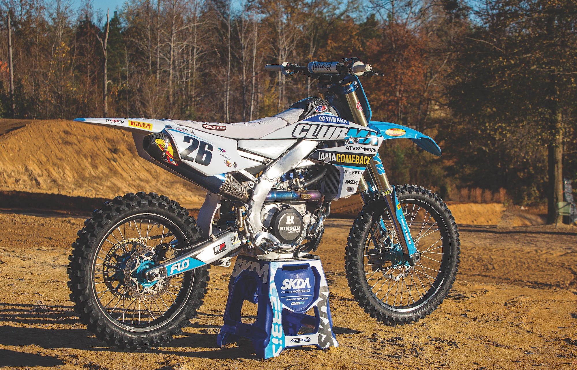 GUIDIAMO ALEX MARTIN'S MUC-OFF / CLUBMX YAMAHA YZ450F - Rivista di azione  di motocross