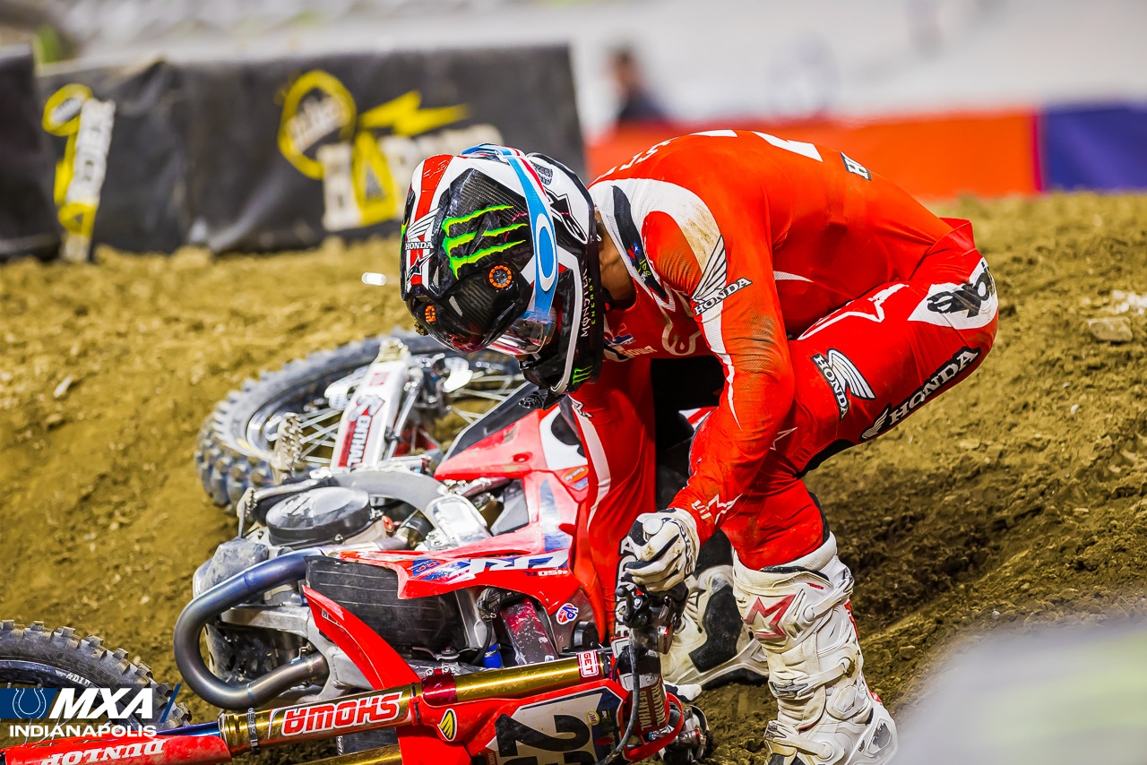 Chase Sexton 2023 Indianapolis Supercross-5540 撞车事故