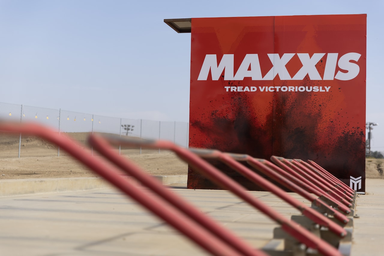 Cancello di partenza per l'introduzione del pneumatico Maxxis