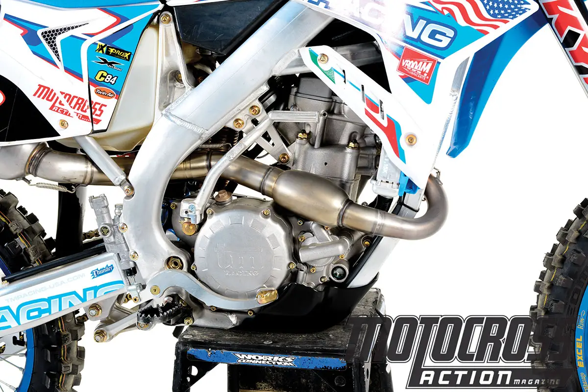 TM's 250cc viertaktmotor met brandstofinjectie levert solide vermogen, schakelt goed en heeft een sterke hydraulische koppeling.