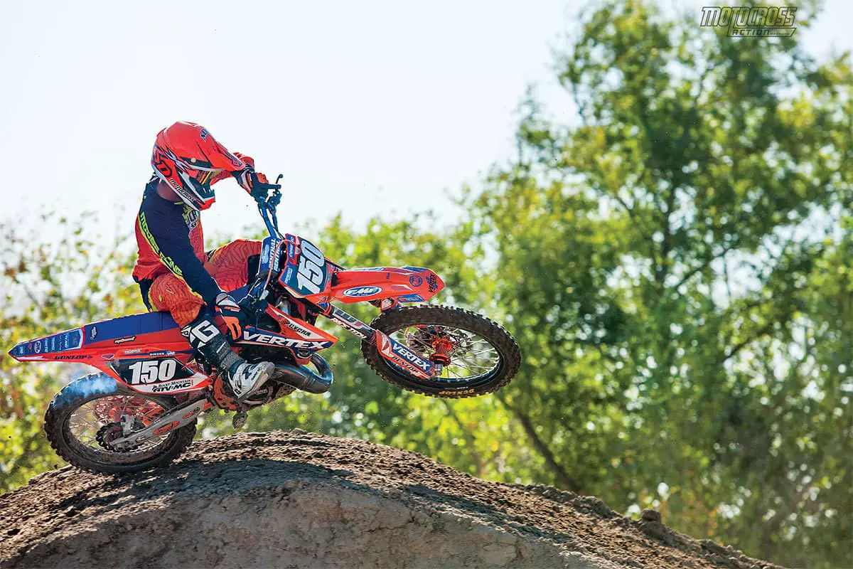 Les 150s à deux temps de la MXA donnent à un vétérinaire, à un cavalier de pratique professionnelle et à un tricheur 125 une chance de exploser par les 250 quatre temps qui sortent des virages.