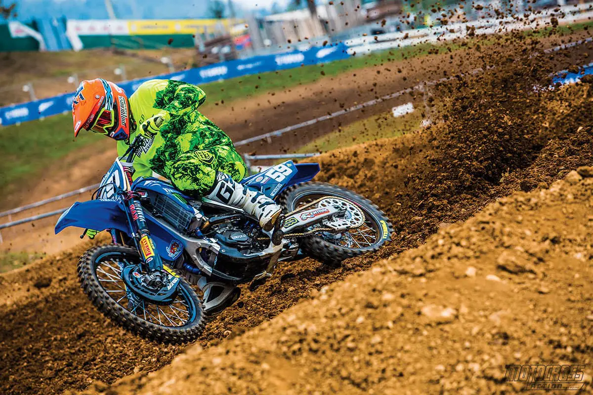 Manter o front end baixo era uma tarefa árdua para a YZ250F de Tonkov. Os pilotos de teste não se importaram, porque mantinham o peso fora dos rígidos garfos de ar KYB PSF.