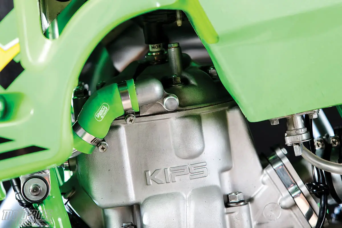 Le KX Guru Racing a intégré un déclencheur de compression dans la tête du KX500 pour faciliter le démarrage.