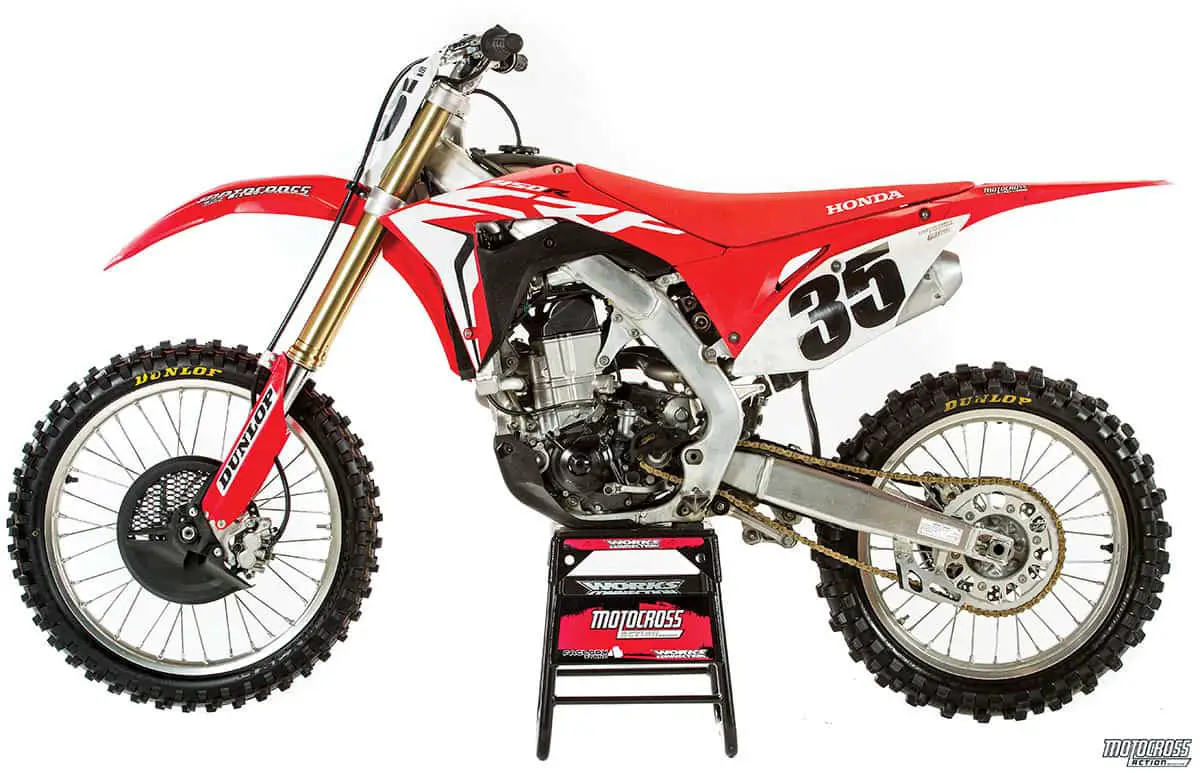 La Honda CRF2017 450 a été conçue pour effacer la mémoire des CRF2009 de 2016 à 450. Il remonte à l'époque du légendaire CRF2008 450 - non seulement en mémoire, mais aussi en changements de géométrie.