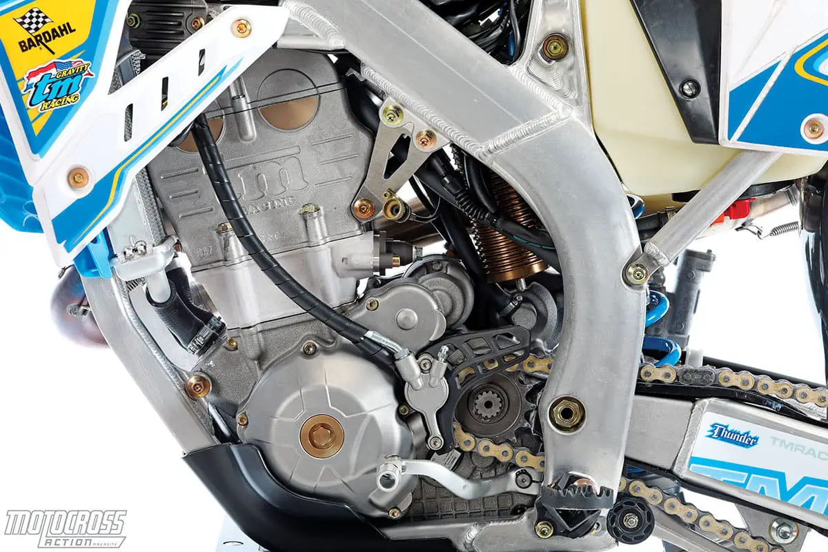 Perustuen TM 250FI-MX -moottoriin, 300cc: n moottori on kyllästynyt ja silitti täysin uusilla valukappaleilla yläpäässä.