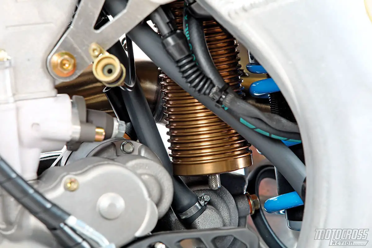 Startmotoren, fjernstyrt tomgangsskrue og internt TM baksjokk deler plass i TMs aluminiumsramme.