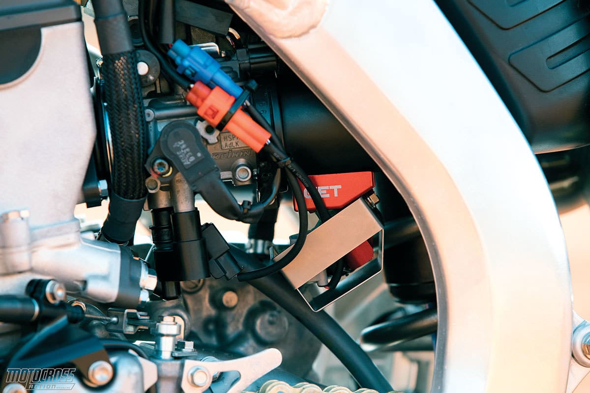 Cuerpo del acelerador RM-Z250, ¿verdad? Mira más de cerca. Es un cuerpo del acelerador KTM. Muchos equipos los están usando esta temporada.