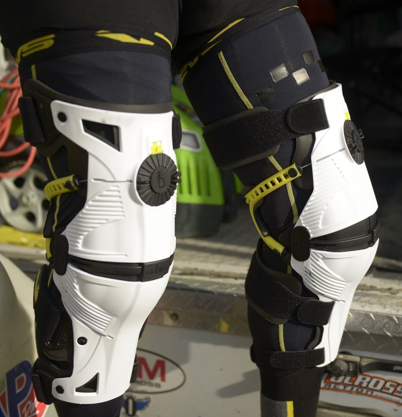 MXAチームのテスト済み：MOBIUS X8 KNEEBRACE-モトクロスアクション